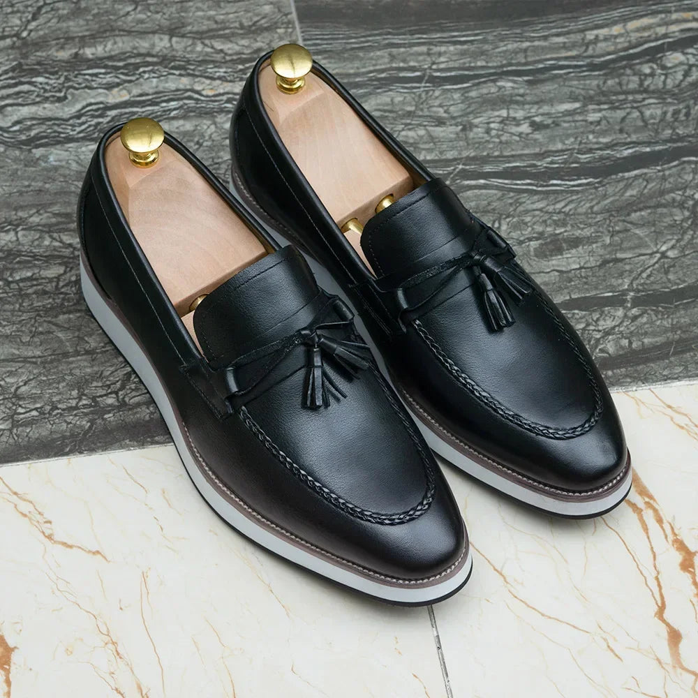 Herenloafer met witte zool en kwastjes, detail van de afwerking