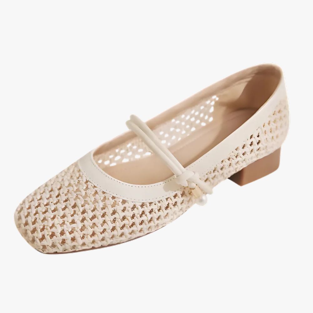 Gebreide loafer-ballerina’s voor dames op een zeer lichtgrijze achtergrond