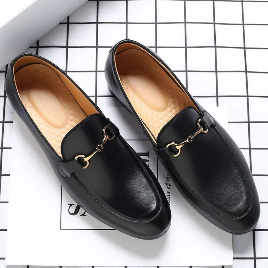 Zwarte slip-on mocassin met gouden gesp van veganistisch leer