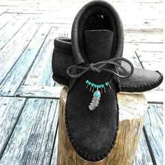 Hoge indianen mocassins met decoratieve veren, Zwart