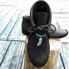 Hoge indianen mocassins met decoratieve veren, Bruin
