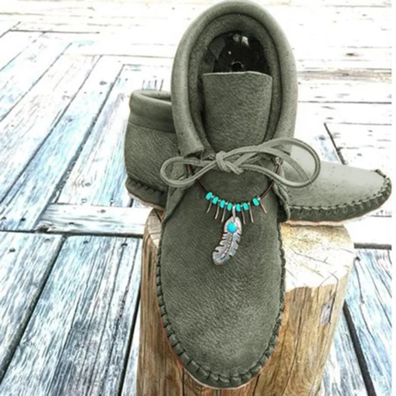 Hoge indianen mocassins met decoratieve veren