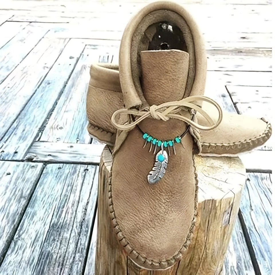Hoge indianen mocassins met decoratieve veren