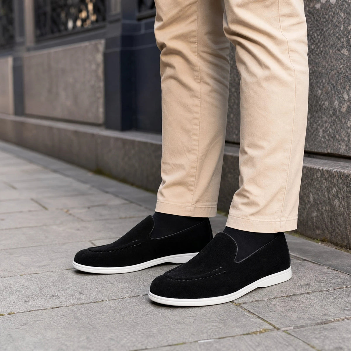 Instap loafer heren met witte zool in zwart, schuin van voren