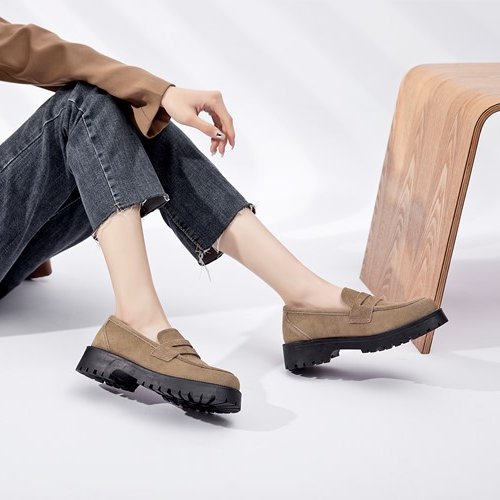 Klassieke loafers in echt suède met dikke zool
