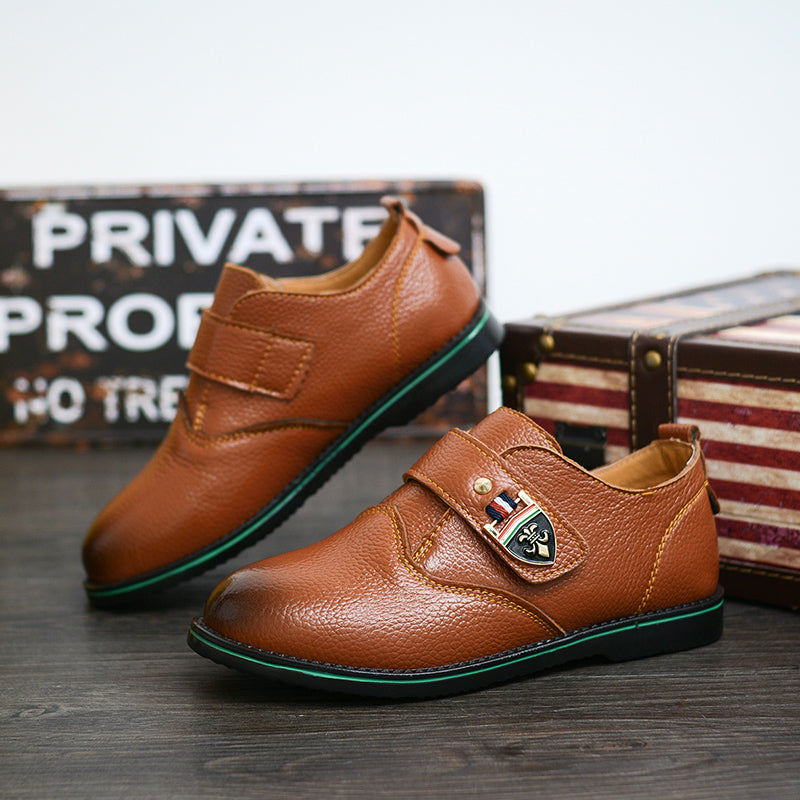 Klassieke mocassins van synthetisch leer met een uniek ontwerp voor jongens met een houten onderkant
