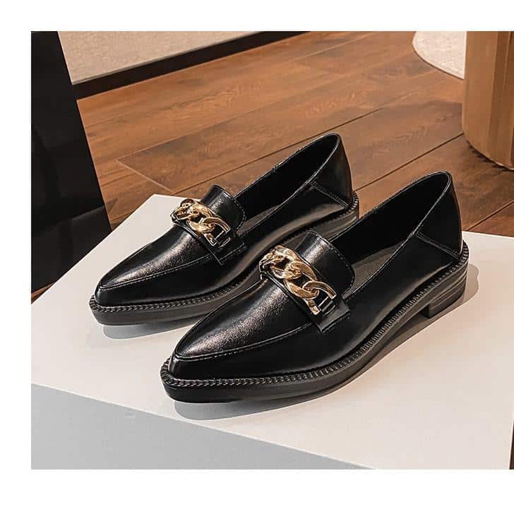 Lakleren loafers met puntige neus en ketting