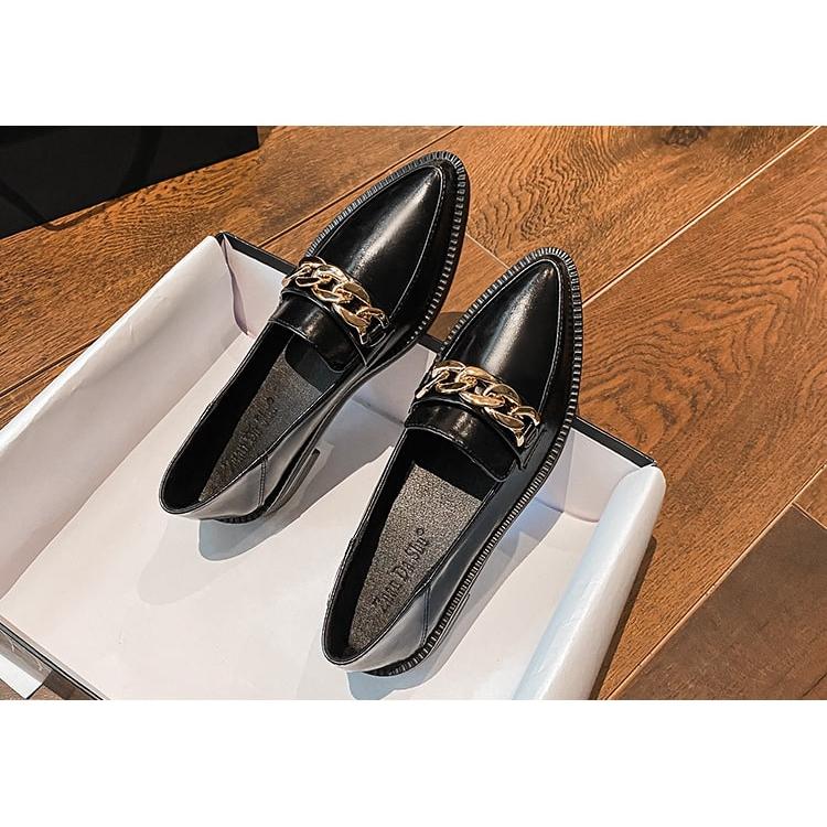 Lakleren loafers met puntige neus en ketting