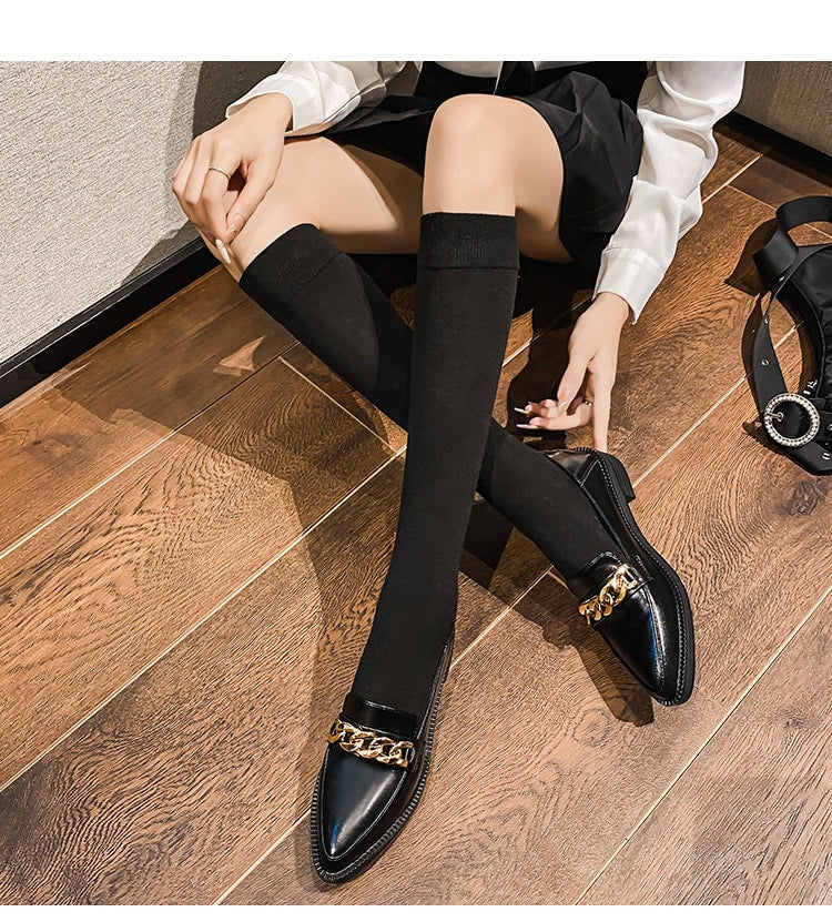 Lakleren loafers met puntige neus en ketting