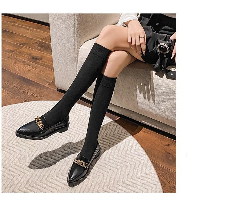 Lakleren loafers met puntige neus en ketting