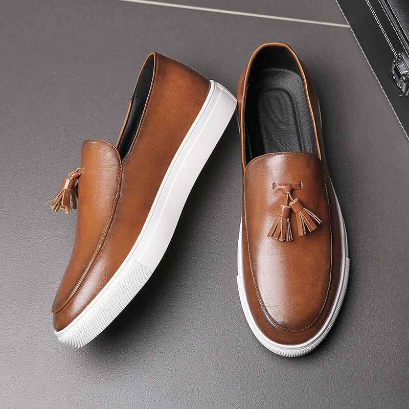Leren loafers met kwast en witte zool voor heren