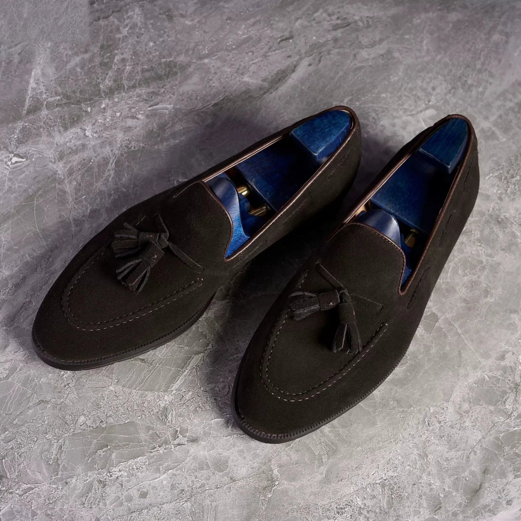 Kwastloafer heren bruin suède in bruin, detail van de hiel
