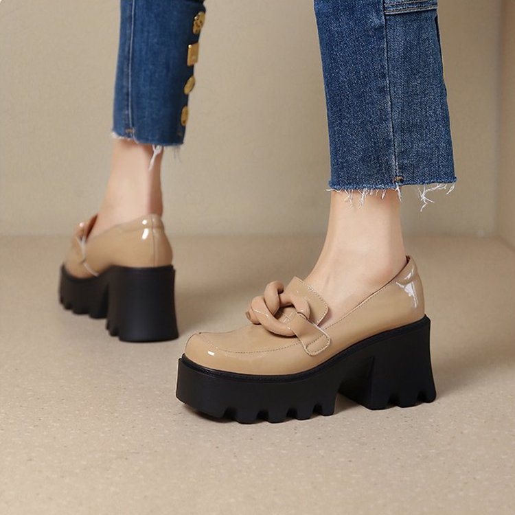 Lakleren loafers met dikke zool en grote gesp