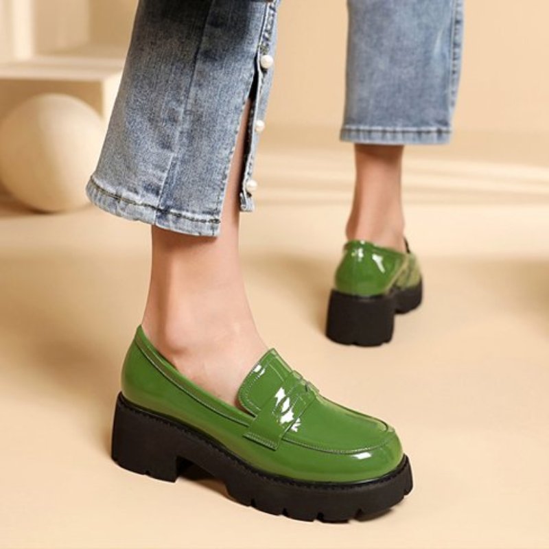 Mocassins in lakleer met dikke zool
