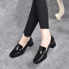 Dames loafers met hak in laklook, Zwart