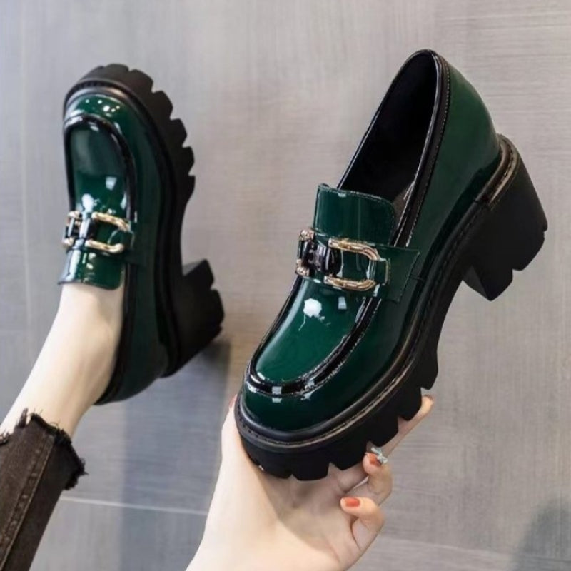 Gelakte loafers met hak en dikke zool