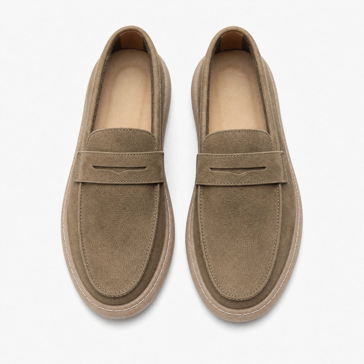Taupe heren mocassin met lus en dikke zool, zijaanzicht