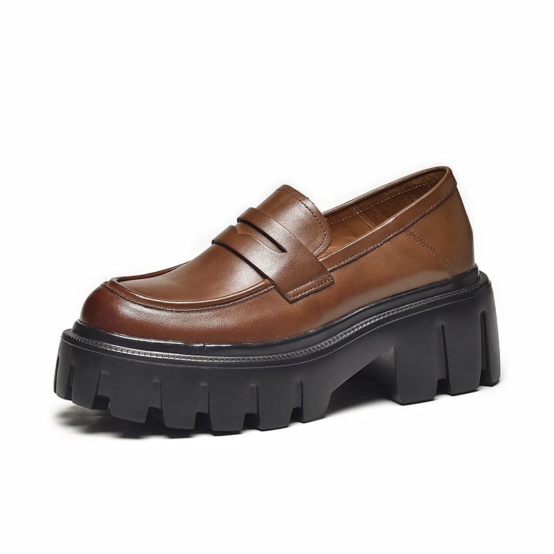 Foto van een bruine mocassin met zwarte zool voor vrouwen op een witte achtergrond