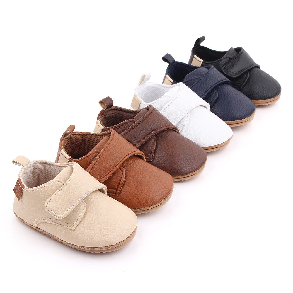 6 mocassins in verschillende kleuren diagonaal geplaatst op een witte achtergrond