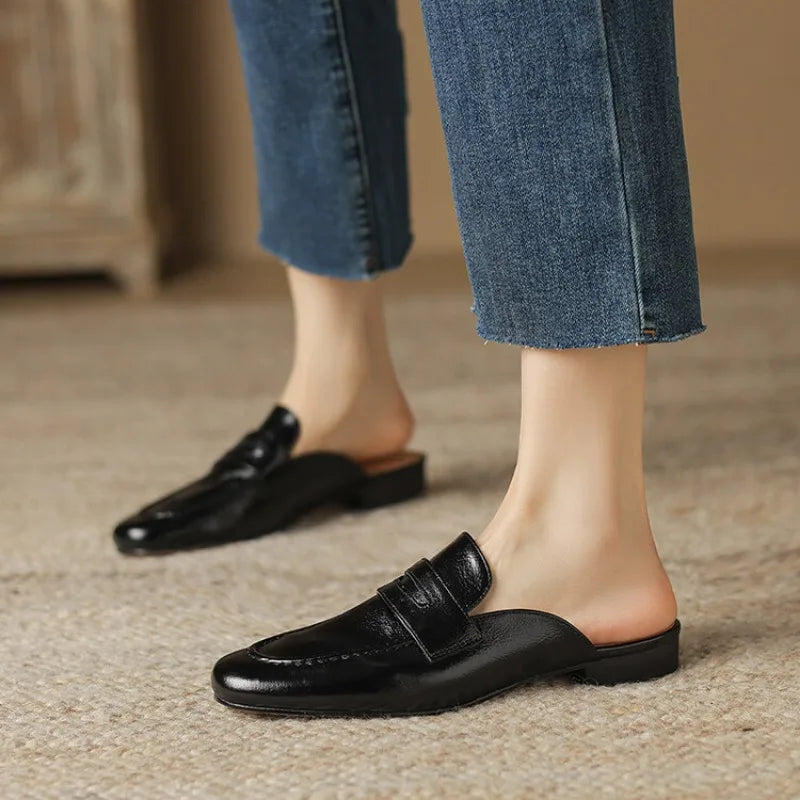 Leren penny loafer-muil voor dames met lage hak in zwart, detail