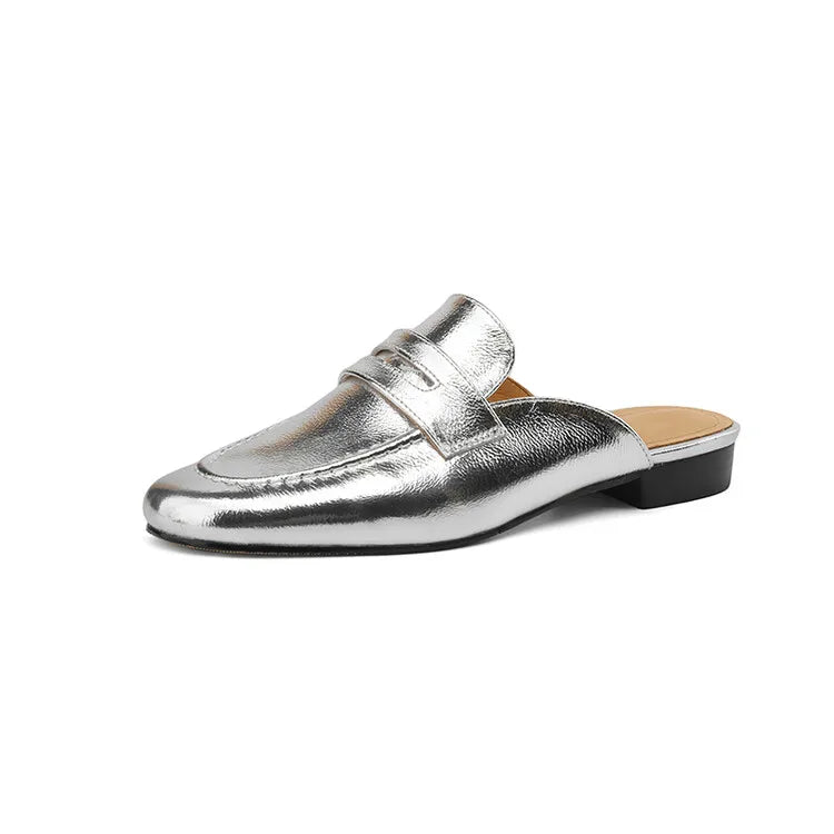 Leren penny loafer-muil voor dames met lage hak in beige, close-up