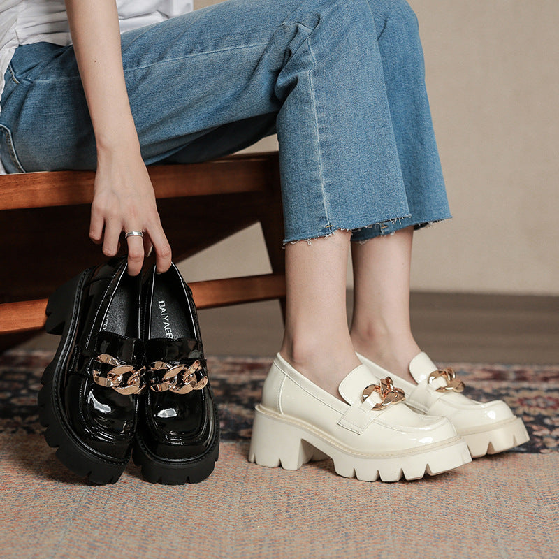 Loafers met hak in laklook met gouden ketting detail