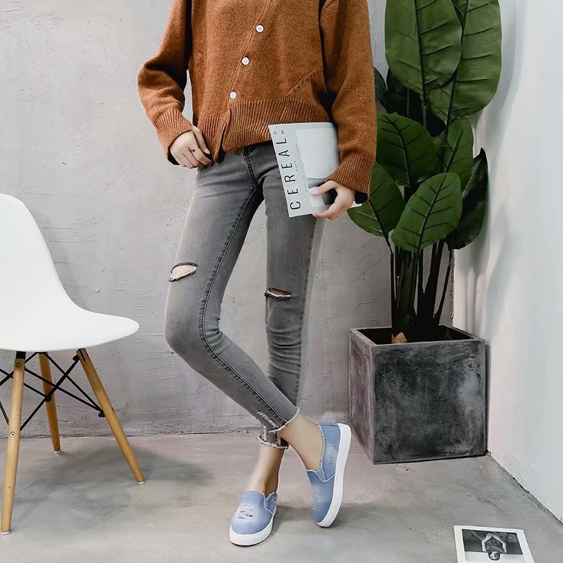 Damesloafers in lichtgewassen en gescheurd denim