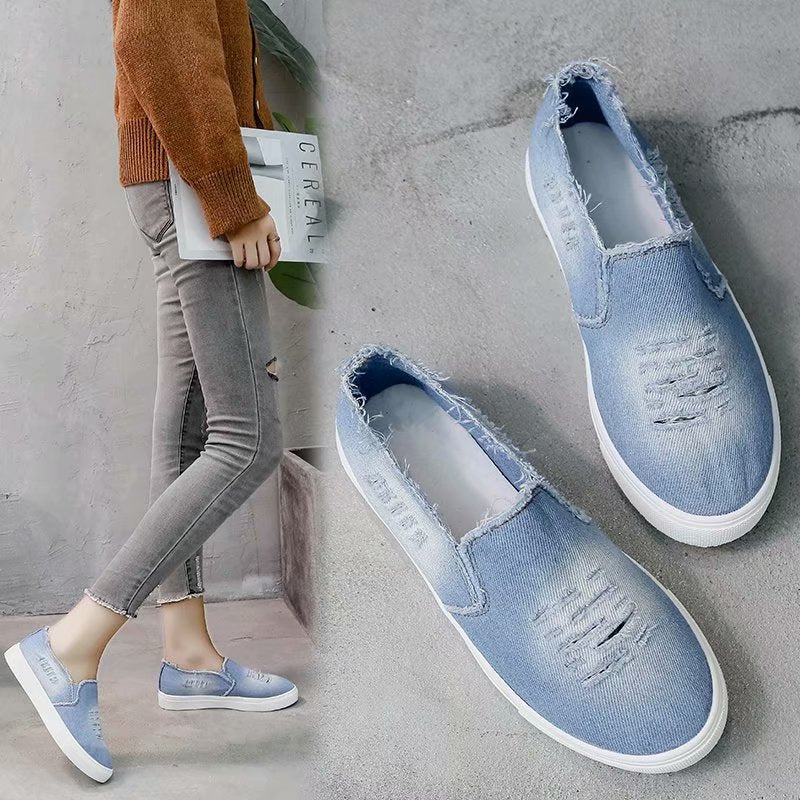 Damesloafers in lichtgewassen en gescheurd denim