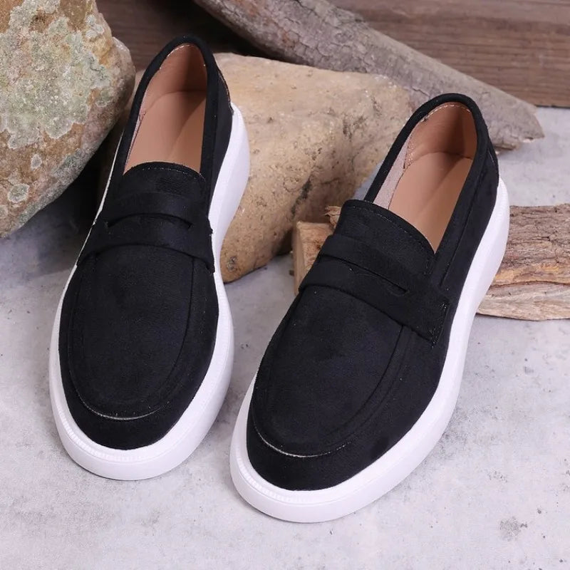 Loafer dames dikke witte zool in grijs, close-up van de afwerking