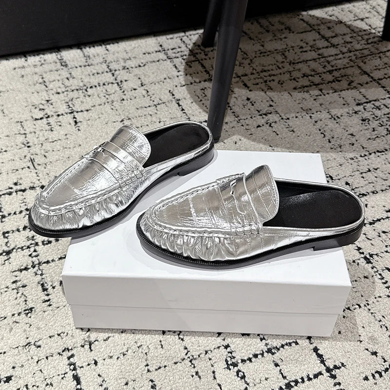 Loafer-mule dames leer platte hak in zwart croco, detail van de neus