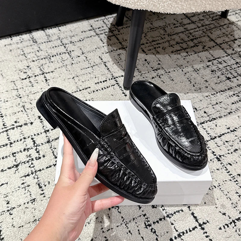 Loafer-mule dames leer platte hak in zwart croco, paar van opzij