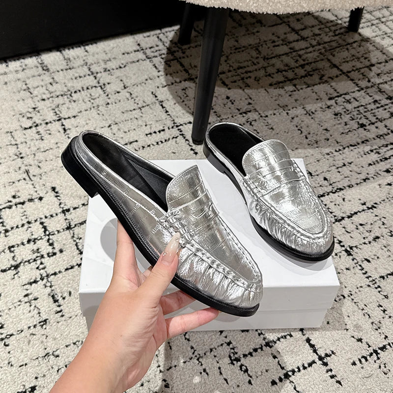 Loafer-mule dames leer platte hak in zilver, schuin vooraanzicht