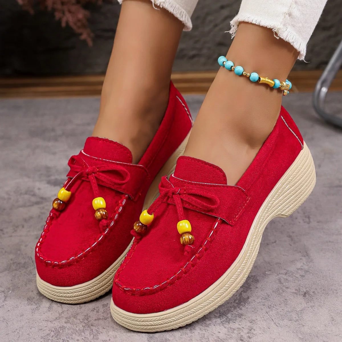 Plateau loafer dames met strik en meerkleurige parels, zijaanzicht