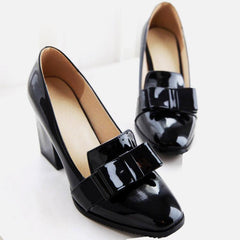 Loafers met hak in laklook met decoratieve strik, Zwart
