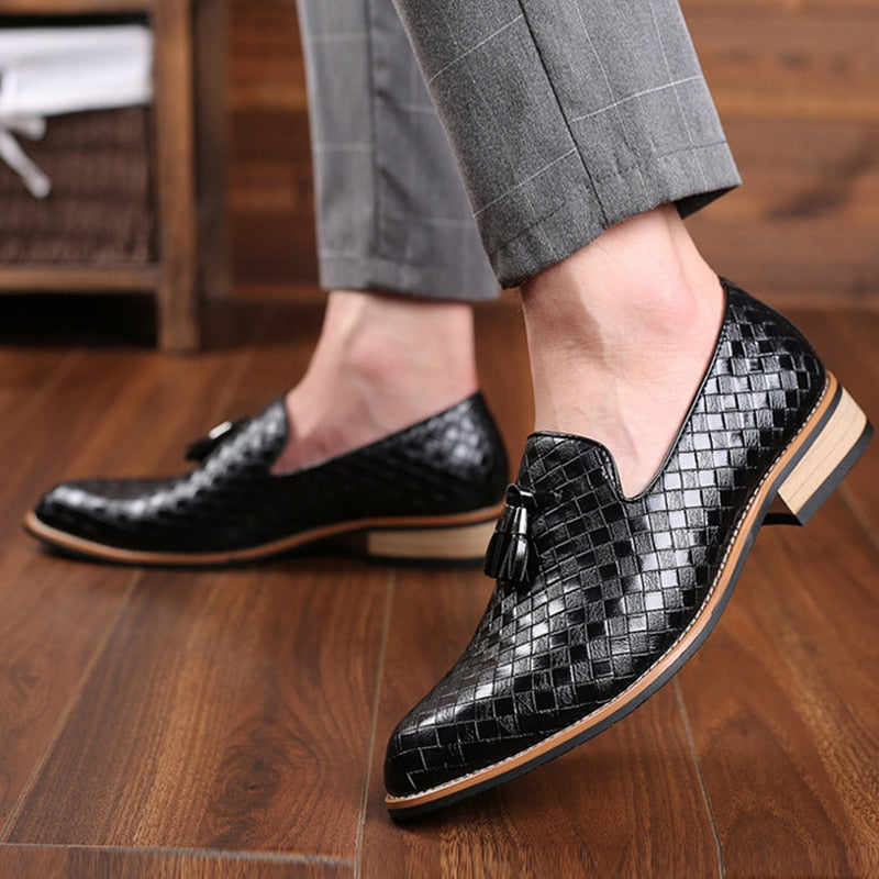Loafers met kwastjes in gevlochten leereffect