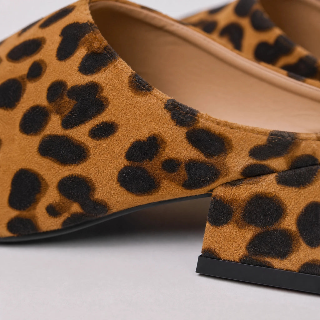 Luipaard loafer muiltje dames met blokhak, zijaanzicht