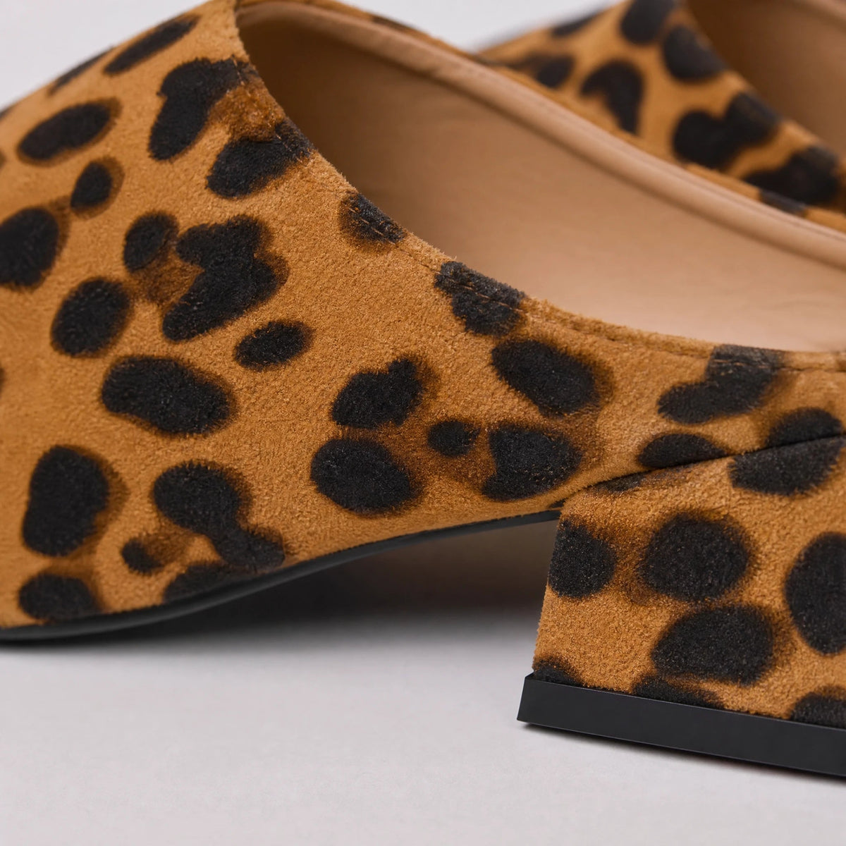 Luipaard loafer muiltje dames met blokhak, zijaanzicht
