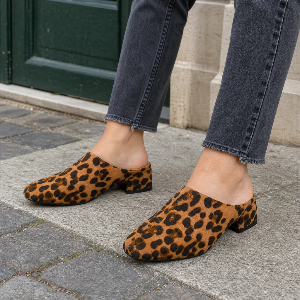 Luipaard loafer muiltje dames met blokhak, schuin van voren