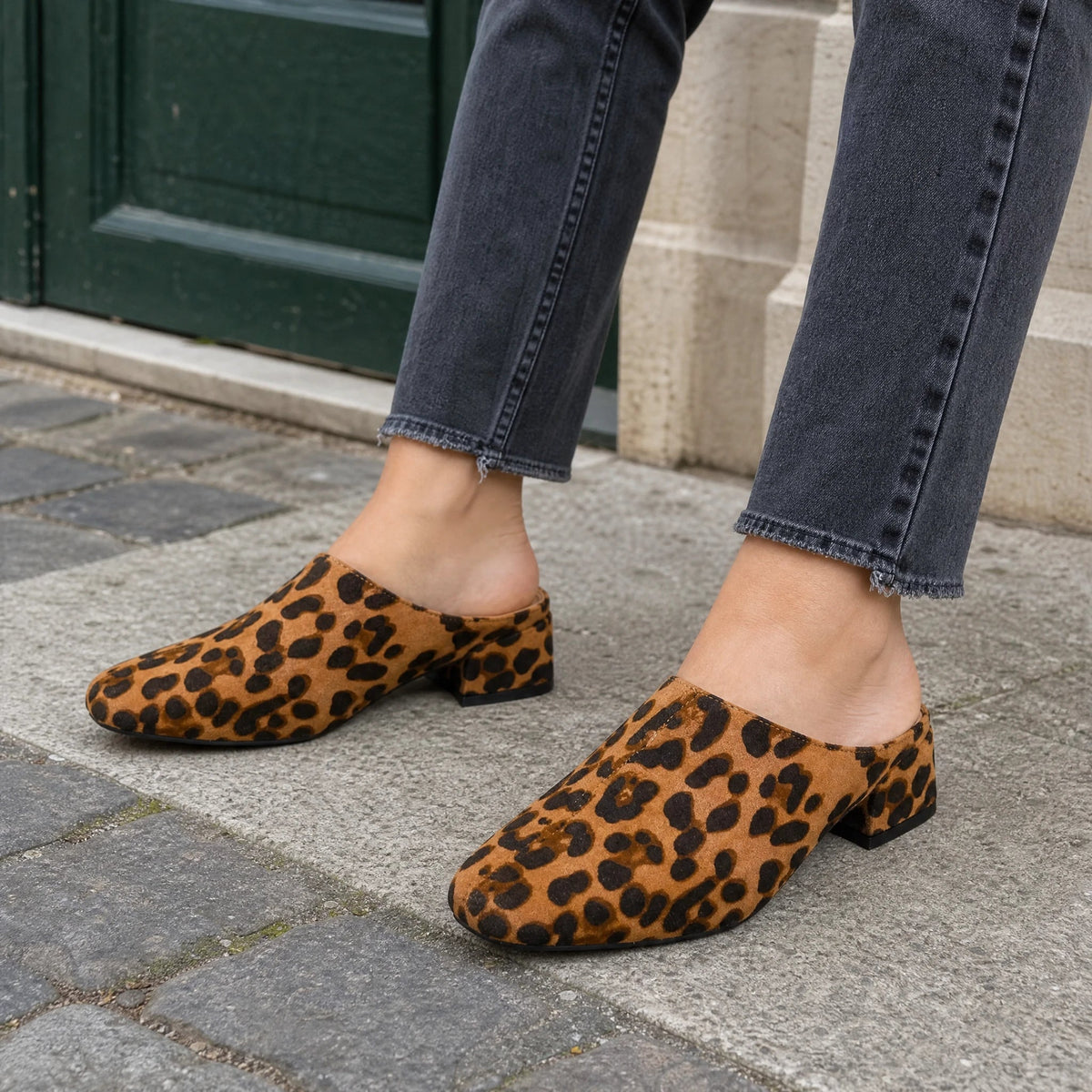 Luipaard loafer muiltje dames met blokhak, schuin van voren