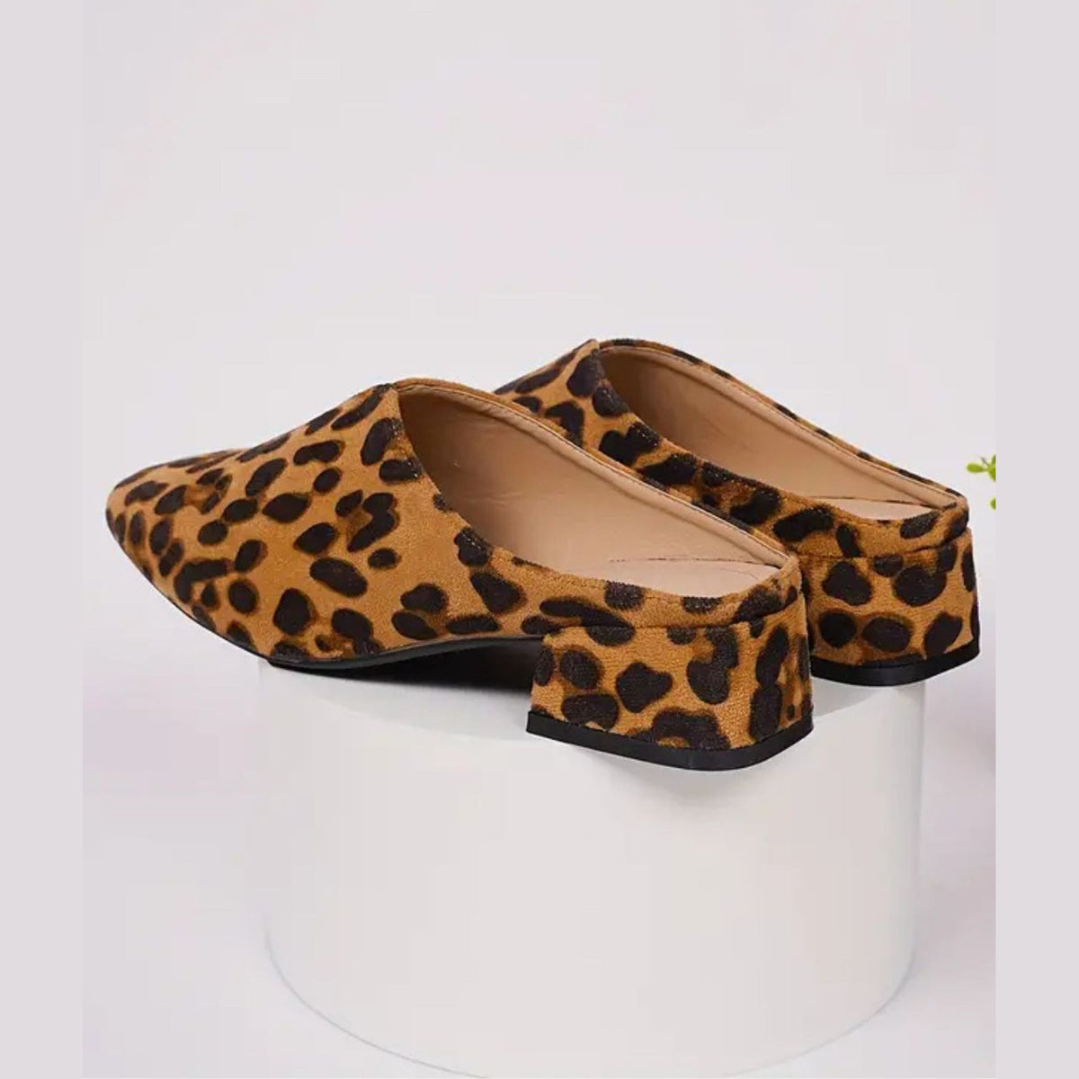 Luipaard loafer muiltje dames met blokhak, detail van de afwerking