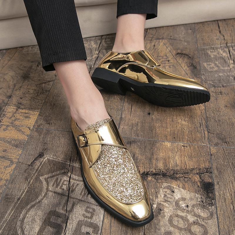 Voeten van een persoon die gouden mocassins met lovertjes draagt op een bruine parketvloer