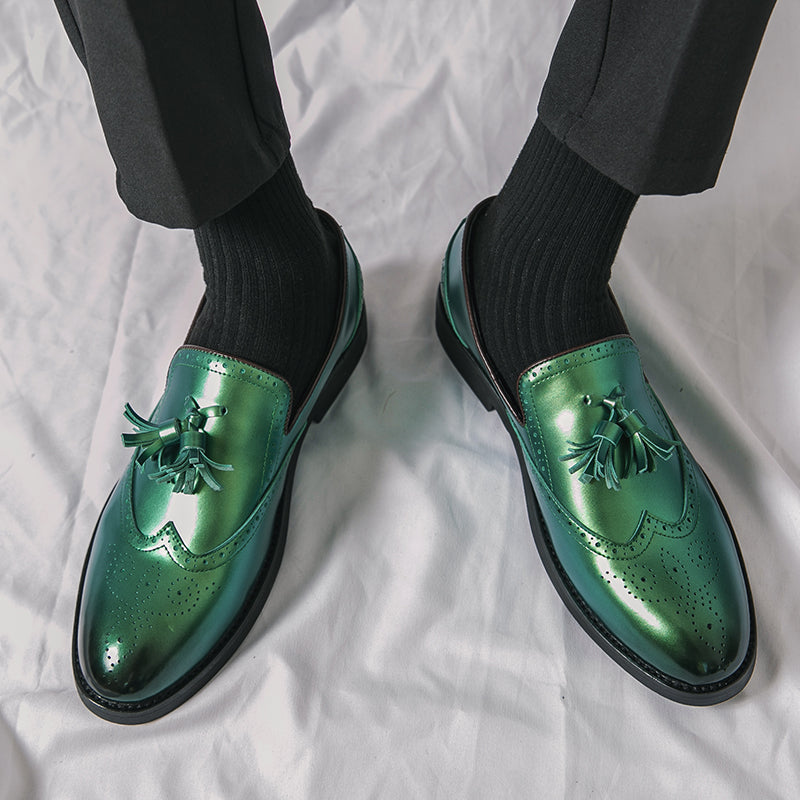 Metallic groene loafers met kwastjes voor heren met witte achtergrond