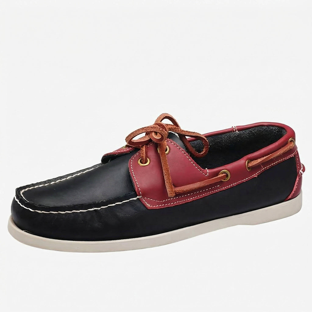 Bootschoen-loafer in marineblauw en bordeaux, op een witte achtergrond