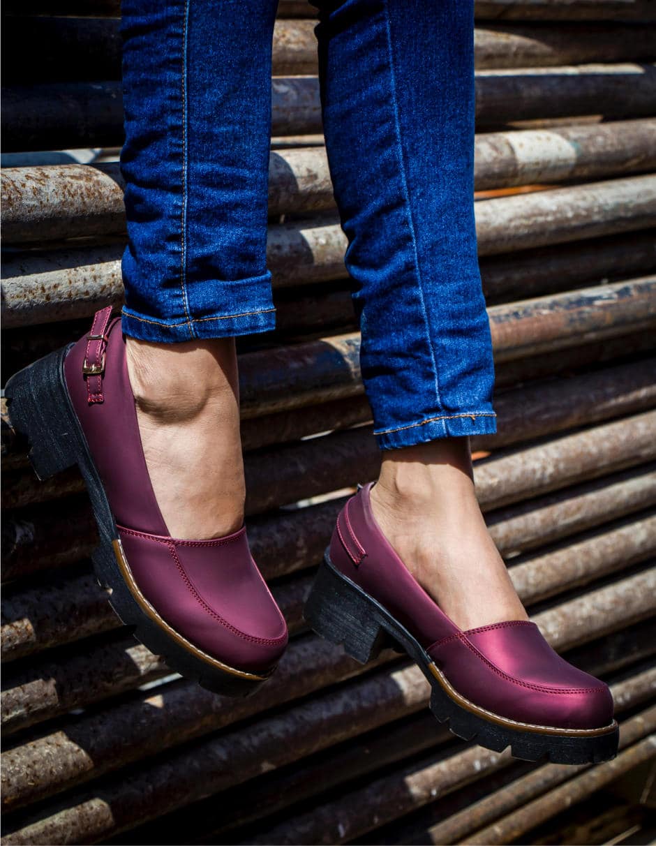Bordeauxrode damesloafers met hak, gedragen met een jeans Afbeelding
