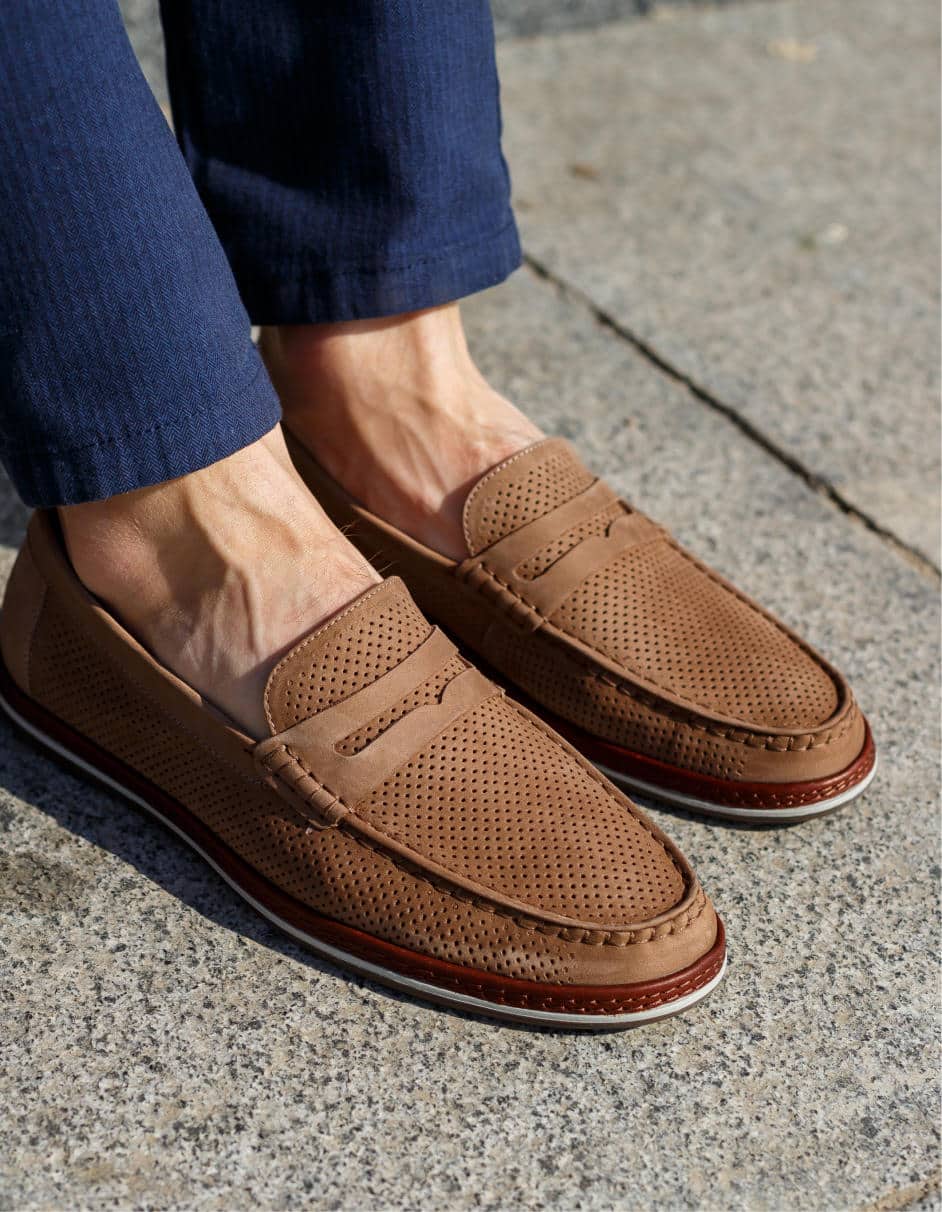 Camelkleurige geperforeerde suede loafers voor heren Afbeelding