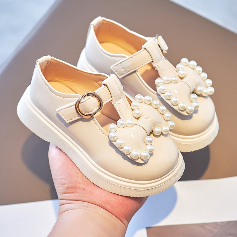 witte PU baby mocassin met strik bovenaan en kralen