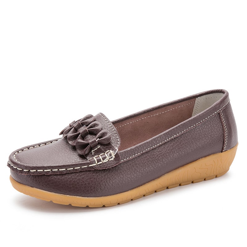 Bruine mocassin op witte achtergrond.