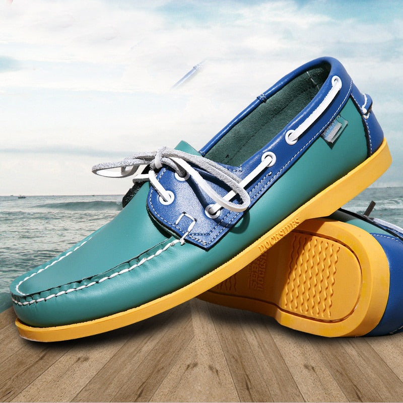 Blauwe en groene mocassin op een bruine en blauwe achtergrond.
