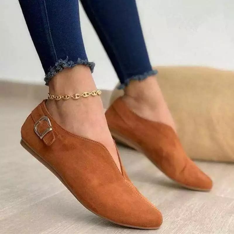 bruine suède loafer voor dames met een enkelbandje voor extra stijl.