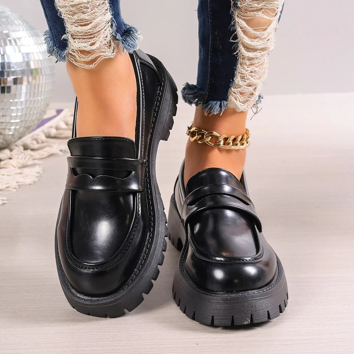 Damesmocassins met profielzool en plateau, bruin of zwart, schuin van boven